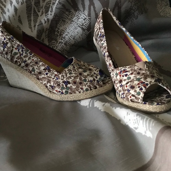 Shoes - Picture 2 of 3